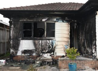 시드니 부부, 화상으로 병원 입원. 알고보니 방화범들 신원오인 A couple hospitalised after a house fire in Fairfield West are believed to victims in a case of mistaken identity. (NSW Police)