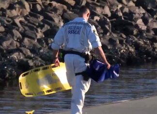 시드니 남쪽 바위에서 두 낚시꾼이 파도에 휩쓸려 숨져 Two fishermen have died after being swept off rocks in Kurnell, in Sydney's south. (9News)