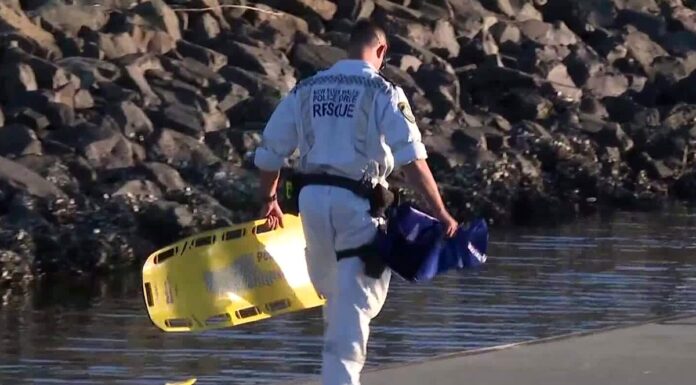 시드니 남쪽 바위에서 두 낚시꾼이 파도에 휩쓸려 숨져 Two fishermen have died after being swept off rocks in Kurnell, in Sydney's south. (9News)