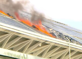시드니 아쿠아틱 센터에서 화재 발생, 2500명 이상 대피 Firefighters were called to the building at 12.15pm today after reports of black smoke coming from the building. (9News)