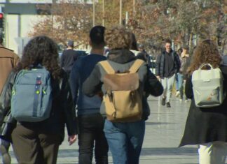 연방정부, 30억 달러의 학자금 빚 탕감 예정 More than three million Australians are expected to have their student debt cut in the federal budget as a part of measures to ease cost of living pressures. (9News)