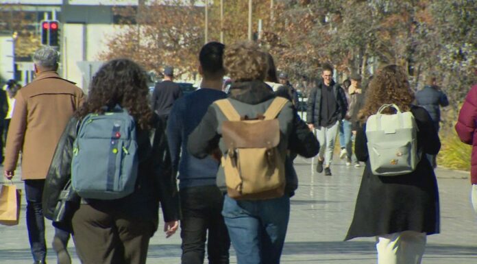 연방정부, 30억 달러의 학자금 빚 탕감 예정 More than three million Australians are expected to have their student debt cut in the federal budget as a part of measures to ease cost of living pressures. (9News)