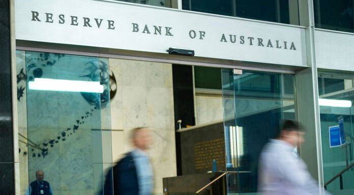 호주, 가계가 힘든 가운데 경제학자의 극심한 금리 예측 The Reserve Bank could increase interest rates again. (AP)