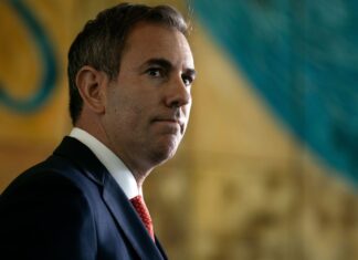 연방 예산으로부터 기대할 수 있는 것 (Updated) Treasurer Jim Chalmers is close to unveiling this year's federal budget. (Alex EllinghausenSMH)