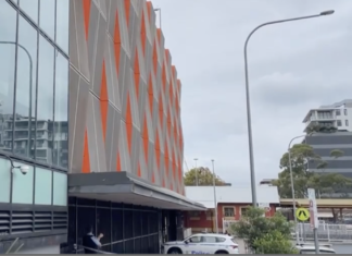 울릉공 주차장 계단에서 시신 발견 후 살인 혐의로 기소된 남성 A man has been charged with murder after a body was found in a Wollongong carpark. (9News)