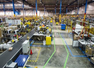 ‘경험 필요 없음’: 아마존, 호주 전역에 1,400개 일자리 채우기 위한 채용 공세 시작 Amazon Associates working inside the Amazon Fulfilment Centre in Moore Park, Sydney. (Supplied)