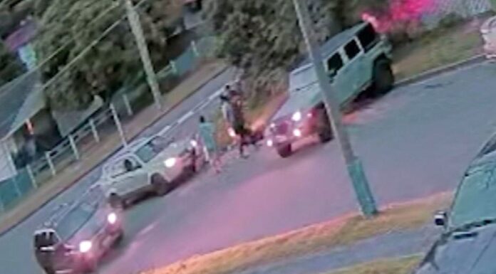 퀸즐랜드 부모 10대 아들 납치한 이들과 격렬한 대결후 구조 Family and friends rescued a 10-year-old boy after he was allegedly kidnapped by three men in Logan, Queensland. (Supplied Nine)