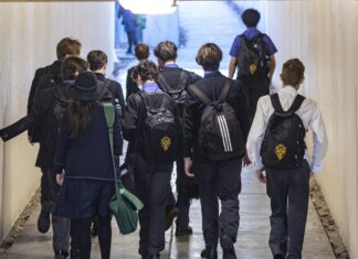 호주 교실에 돌아온 엄격한 학교 기강 It is hoped a national framework will help teachers and schools feel better equipped to manage disruptive behaviour at schools. Picture NCA NewsWire Sarah Marshall