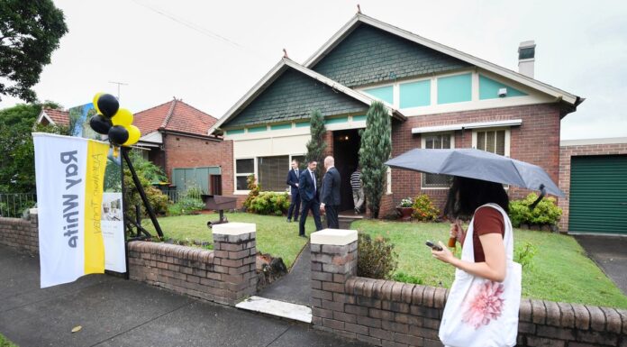 호주 4월 지출 부진 속 주택 소유자와 임대인 간의 분열 The index compared the spending of renters, mortgage holders and outright homeowners. (Peter Rae)