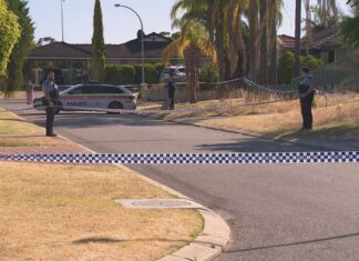 대법원 판결로 불법 이민 수감자 석방 후 퍼스, 가정집 침입 강도행각 A man is speaking to police after a Perth grandmother was allegedly stabbed to death in her own home, with her 30-year-old daughter also rushed to hospital. (Nine)