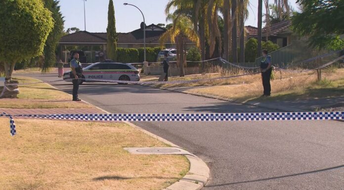 대법원 판결로 불법 이민 수감자 석방 후 퍼스, 가정집 침입 강도행각 A man is speaking to police after a Perth grandmother was allegedly stabbed to death in her own home, with her 30-year-old daughter also rushed to hospital. (Nine)