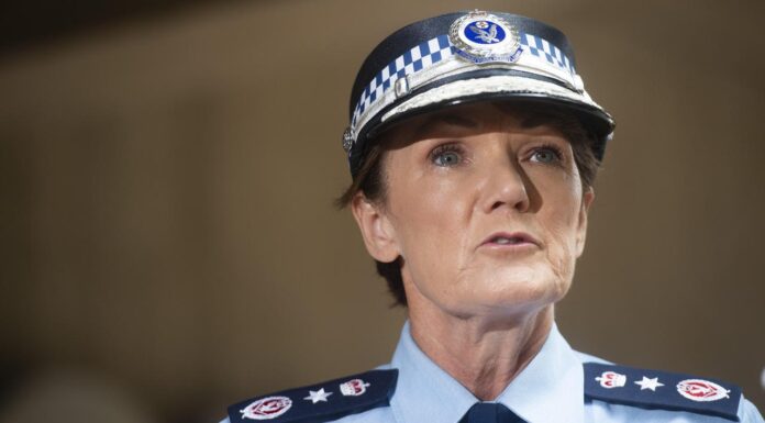 NSW 경찰, 부부 살해 사건 이후 총기 취급 전면 개편 계획 NSW Police Commissioner Karen Webb has revealed plans to overhaul rules around officers’ handling of guns. Picture NCA NewsWire Jeremy Piper
