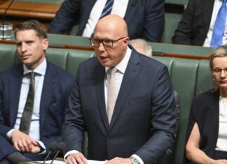 호주 정부 주택난 해결 정치권 해법은 이민자 유입제동? Opposition leader Peter Dutton delivers his budget in reply address at Parliament House in Canberra. Picture NCA NewsWire Martin Ollman