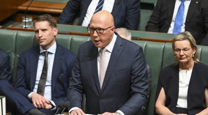 호주 정부 주택난 해결 정치권 해법은 이민자 유입제동? Opposition leader Peter Dutton delivers his budget in reply address at Parliament House in Canberra. Picture NCA NewsWire Martin Ollman