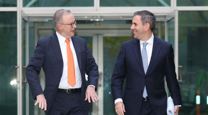 24-25 호주 연방예산안 93억달러 흑자재정 편성 Prime Minister Anthony Albanese and Treasurer Jim Chalmers in Canberra this morning.CREDITALEX ELLINGHAUSEN