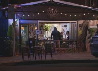 시드니 카페의 이른 아침 영업 소음으로 주민과 갈등 A noise complaint has started a battle between a cafe and a nearby resident on Sydney's Northern Beaches. (9News)