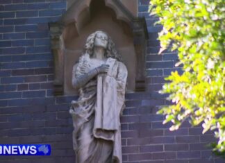 시드니 교회에서 수상한 행동을 하다가 체포된 남성 Police were called to the church on New South Head Road in Rose Bay about 6.30pm yesterday. (9News)