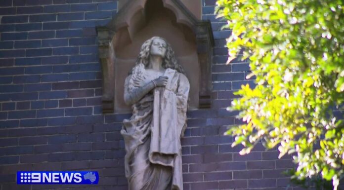 시드니 교회에서 수상한 행동을 하다가 체포된 남성 Police were called to the church on New South Head Road in Rose Bay about 6.30pm yesterday. (9News)