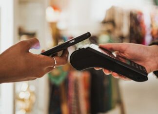 호주 현금 없는 지불, 지출을 증가하게 한다 Cashless payments lead Australians to spend more, new research finds. (Getty)
