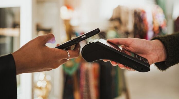 호주 현금 없는 지불, 지출을 증가하게 한다 Cashless payments lead Australians to spend more, new research finds. (Getty)