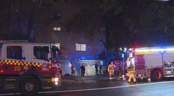 시드니 경찰관, 추적 중 총기 사용 Police are investigating after a driver deliberately drove at an officer with the vehicle later being found set ablaze at a Sydney apartment complex. (Nine)