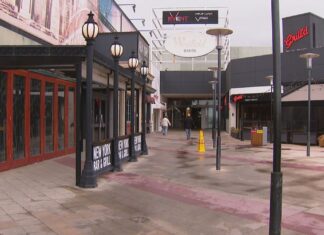 애들레이드, 마체테 위협으로 웨스트 필드 봉쇄 촉발 A machete and extendable batons were allegedly brandished during the robbery of a teen that sparked a lockdown and evacuation at Adelaide's biggest suburban shopping mall. (9News)