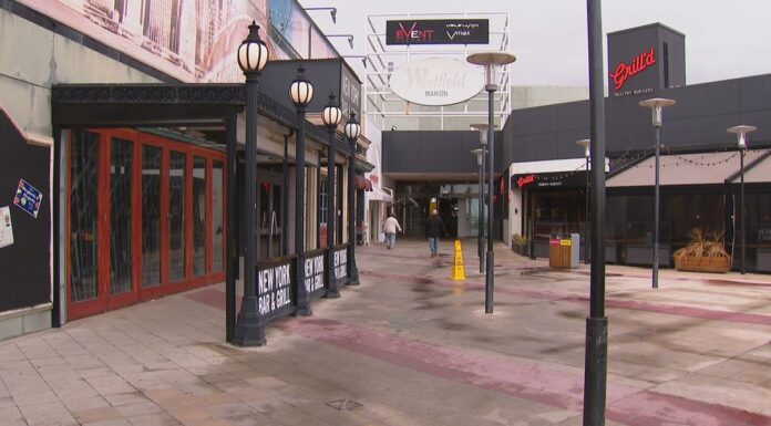애들레이드, 마체테 위협으로 웨스트 필드 봉쇄 촉발 A machete and extendable batons were allegedly brandished during the robbery of a teen that sparked a lockdown and evacuation at Adelaide's biggest suburban shopping mall. (9News)