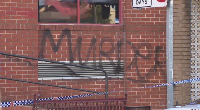 NSW 총리 크리스 민스 오피스가 표적이 된후 시위대 비난 Chris Minns' electorate office in Kogarah was vandalised. (Nine)
