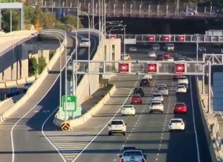 ‘현금을 나눠줄 필요가 없다’는 NSW 재무장관의 솔직한 입장 표명 Mookhey says the state's toll cap is a key piece of cost-of-living relief. (9News)