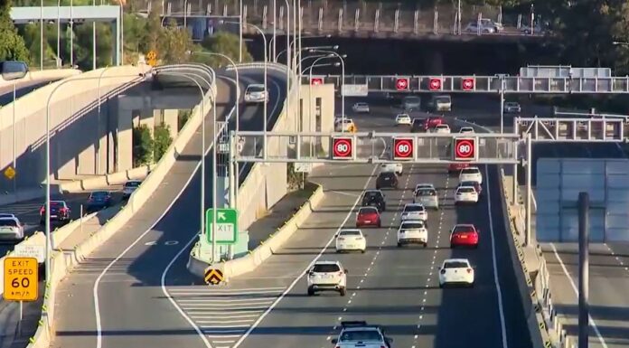 ‘현금을 나눠줄 필요가 없다’는 NSW 재무장관의 솔직한 입장 표명 Mookhey says the state's toll cap is a key piece of cost-of-living relief. (9News)