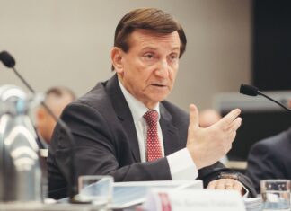 시드니 혼스비 의회, ‘과다한 지역 개발 사업비’ 3,600만 달러 상환 명령 Ron Hoenig said funding under the Stronger Communities Fund was one of the most egregious examples of pork barrelling. (Dion GeorgopoulosSMH)