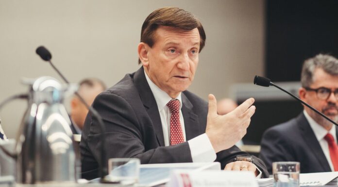 시드니 혼스비 의회, ‘과다한 지역 개발 사업비’ 3,600만 달러 상환 명령 Ron Hoenig said funding under the Stronger Communities Fund was one of the most egregious examples of pork barrelling. (Dion GeorgopoulosSMH)