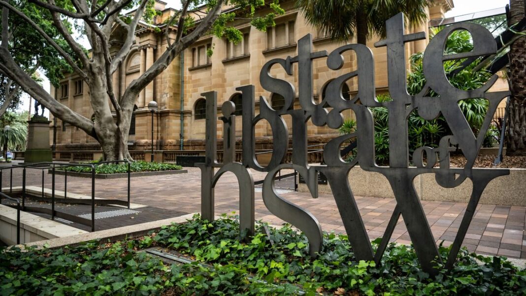 The State Library of NSW has apologised after a student was kicked out for wearing the Palestinian keffiyeh scarf. (Wolter PeetersThe Sydney Morning Herald)