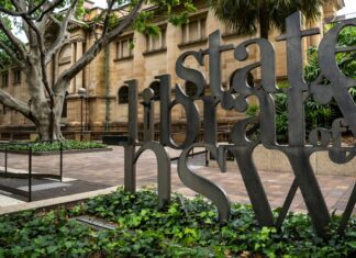 NSW 도서관, 학생이 팔레스타인 스카프 착용한 이유로 퇴출시켜 The State Library of NSW has apologised after a student was kicked out for wearing the Palestinian keffiyeh scarf. (Wolter PeetersThe Sydney Morning Herald)