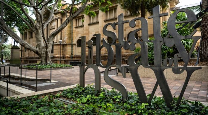 NSW 도서관, 학생이 팔레스타인 스카프 착용한 이유로 퇴출시켜 The State Library of NSW has apologised after a student was kicked out for wearing the Palestinian keffiyeh scarf. (Wolter PeetersThe Sydney Morning Herald)