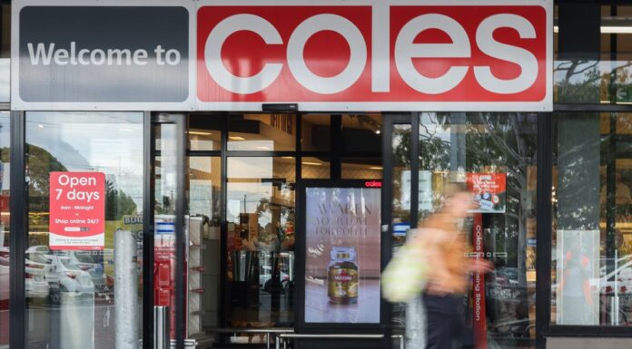 콜스 슈퍼마켓, 계란 판매 수량 제한 Coles has introduced a nationwide purchase limit on eggs as shortages linked to bird flu disrupts the supermarket giant's supply. (Getty)