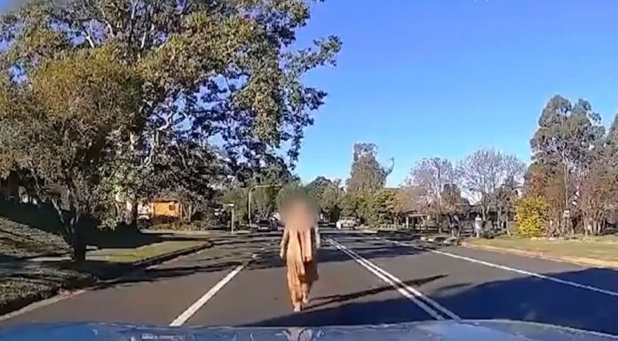 시드니 도로에서 차 앞에 누워있는 여성 영상 포착, 사기 시도로 의심 Dashcam footage posted to Reddit has captured the interaction at Quakers Hill in the city's north-west last week. (Reddit)