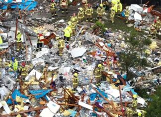 시드니 가정 폭발 사고로 수습 간호사 사망 An acoustic monitoring device, jackhammers, chainsaws and other equipment are being used to break up the rubble. (Fire and Rescue NSW)