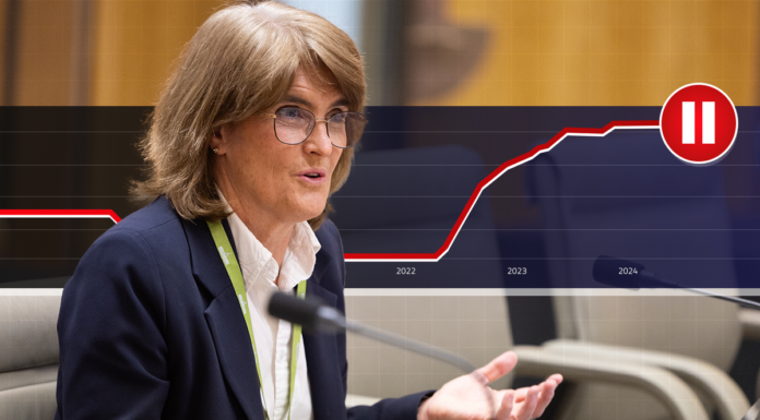 호주 중앙 은행, 금리 4.35% 동결 Australia's central bank has kept interest rates on hold for a fifth consecutive meeting. (Graphic Tara Blancato)