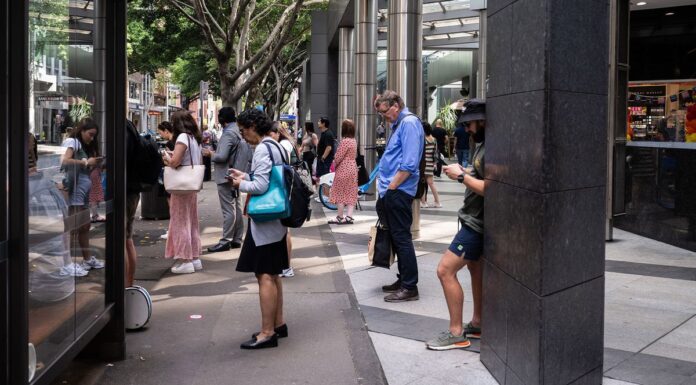 호주 최저 임금 인상, 다음 달부터 Millions of Australians will benefit from today's increase to the minimum wage. (Louie DouvisAFR)