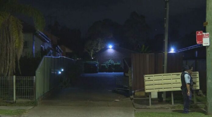 시드니 운전자, 가위에 찔려 중상입은 피해자 구해 NSW Police were called to the unit yesterday afternoon. (Nine)