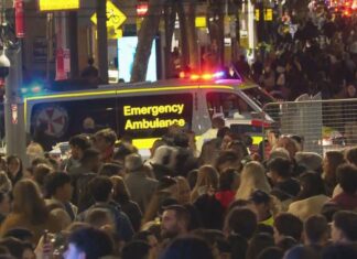 비비드 드론쇼로 시드니 항구 앞 대혼란 Thousands packed Circular Quay to view Vivid's drone show. (Nine)