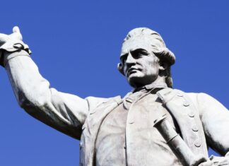 시드니에서 남녀 쿡 선장 동상 훼손하려 한 혐의로 기소 Two people have been arrested for damaging a statue of James Cook in Sydney. (Getty)