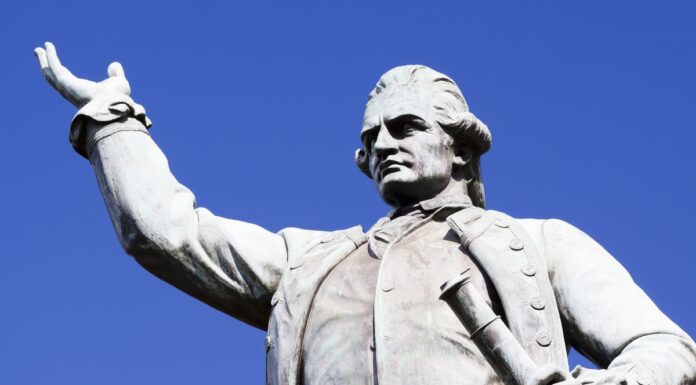 시드니에서 남녀 쿡 선장 동상 훼손하려 한 혐의로 기소 Two people have been arrested for damaging a statue of James Cook in Sydney. (Getty)