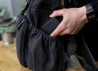 호주 ‘조직 지능화’ 절도범 급증 추세 hand-putting-ssd-device-packpack_23-2149328270