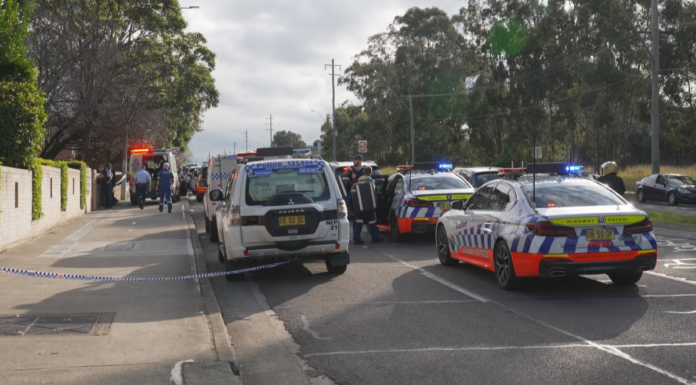 시드니 가정집에서 칼에 찔려 여성 사망, 남자 친구는 체포 A woman has died after a stabbing in Kingswood, a suburb of Penrith in Sydney's west. (9News)