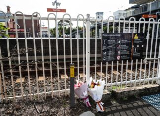 시드니 기찻길에서 쌍둥이를 구하려다 숨진 ‘영웅 아빠’ Flowers left at Carlton Station after the horrific accident in which a father and two year old were killed. (Nick Moir)
