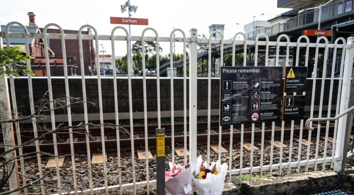 시드니 기찻길에서 쌍둥이를 구하려다 숨진 ‘영웅 아빠’ Flowers left at Carlton Station after the horrific accident in which a father and two year old were killed. (Nick Moir)