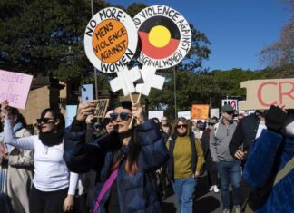 시드니, 여성 폭력에 대한 더 급진적 행동 촉구 The marchers walked from Hyde Park to Town Hall in Sydney’s CBD. Picture NewsWire Monique Harmer