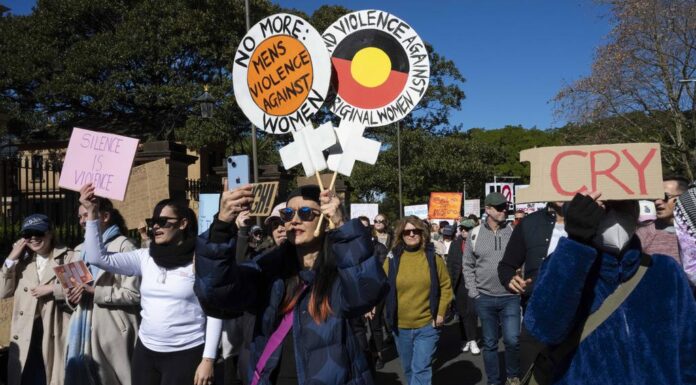 시드니, 여성 폭력에 대한 더 급진적 행동 촉구 The marchers walked from Hyde Park to Town Hall in Sydney’s CBD. Picture NewsWire Monique Harmer